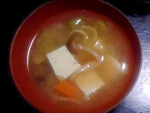 にんじん・しめじ・木綿豆腐の味噌汁